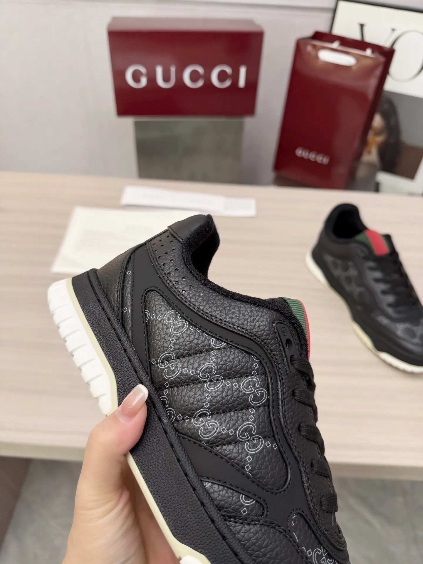 [G Home] P: 600💰 Couple size: Female 35-40. Male 39-44 (45 custom-made) 🆕2025.GUCC Gucci original order quality The latest popular high and low top aged couple sneakers series shipped original purchase development and production, this high and low top sneakers adopt a basketball-style silhouette design, cleverly integrated with hollow panels and distressed effects, showing unique ingenuity. The ingenuity incorporates brand logo details such as interlocking Double G styling accessories and Gucci lettering, a low-key tribute to the brand's design heritage. Exquisite packaging at the delivery counter 🛍📦 ▪️ Fabric: Original customized imported first-layer cowhide ▪️ Inner lining: Imported first-layer cowhide ▪️ Sole: Original molded two-color TPU sole ▪️ Sole thickness: 3cm